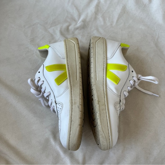 Veja V-10 Sneaker in Extra White Jaune Fluo Size 7 - Picture 5 of 11